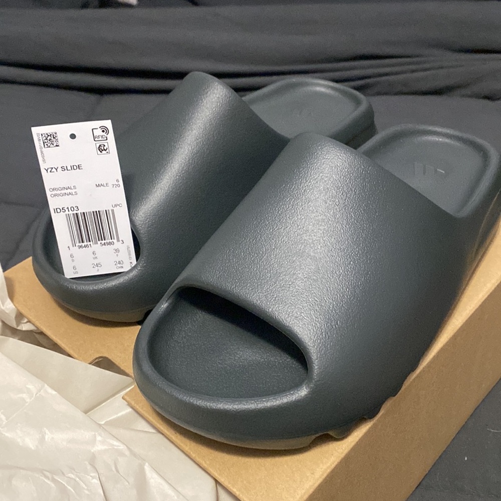 Yeezy Slide “Dark Onyx”